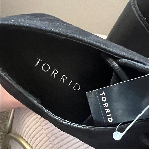 Elegant Black Women's Platform Shoes - Picture 4 of 5